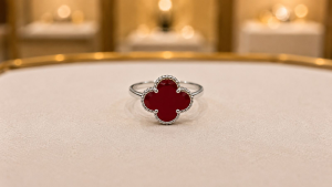 Anillo de trébol color rojo