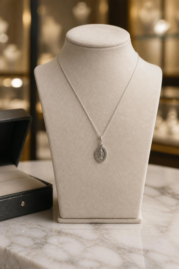 Cadena con dije de la Virgen de la Milagrosa